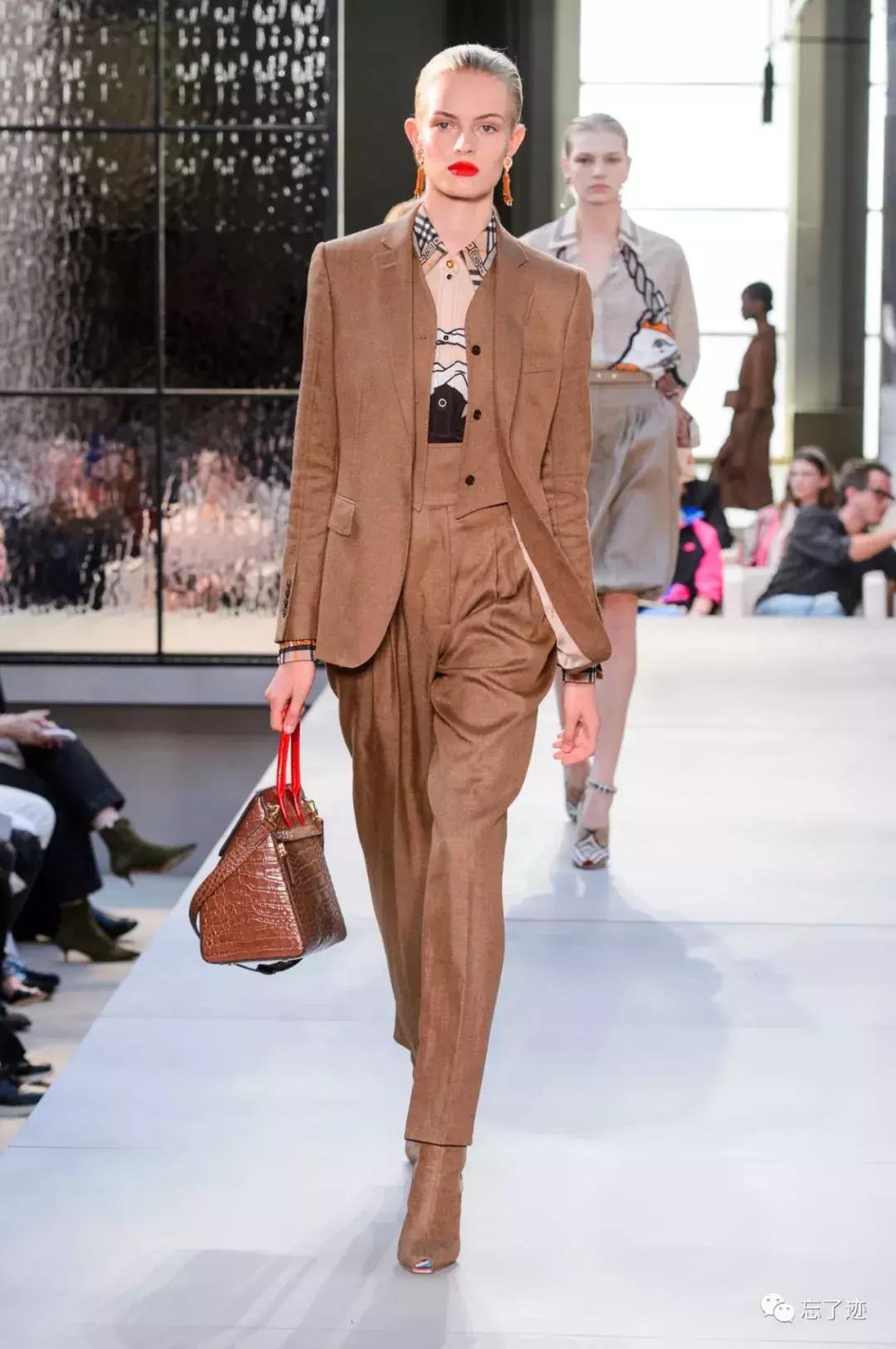 2019年burberry时装周,burberry春夏大秀背面