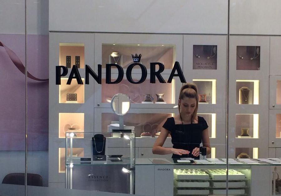 业绩急转直下,传潘多拉将被收购;从不请代言人的Zara宣布品牌大使;堡狮龙由盈转亏2900万