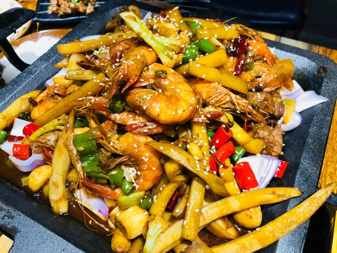 郑州炭火蛙锅哪家好吃,郑州炭火双层蛙锅