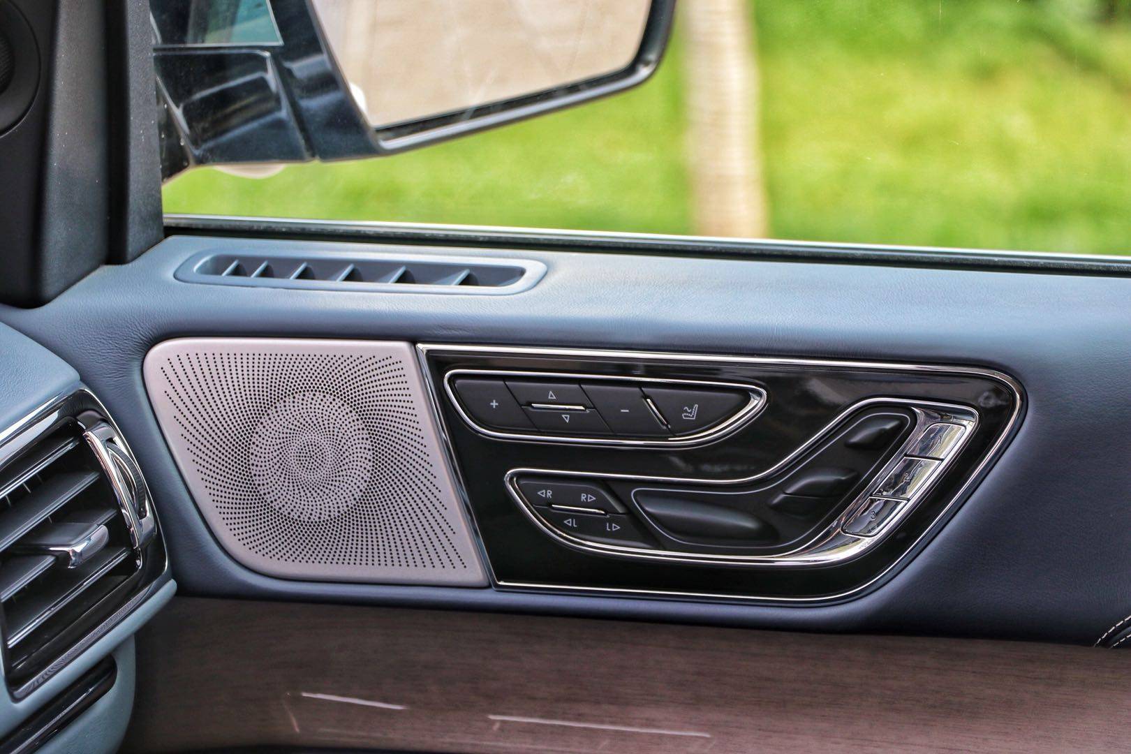 西装革履领航员,西装革履展示