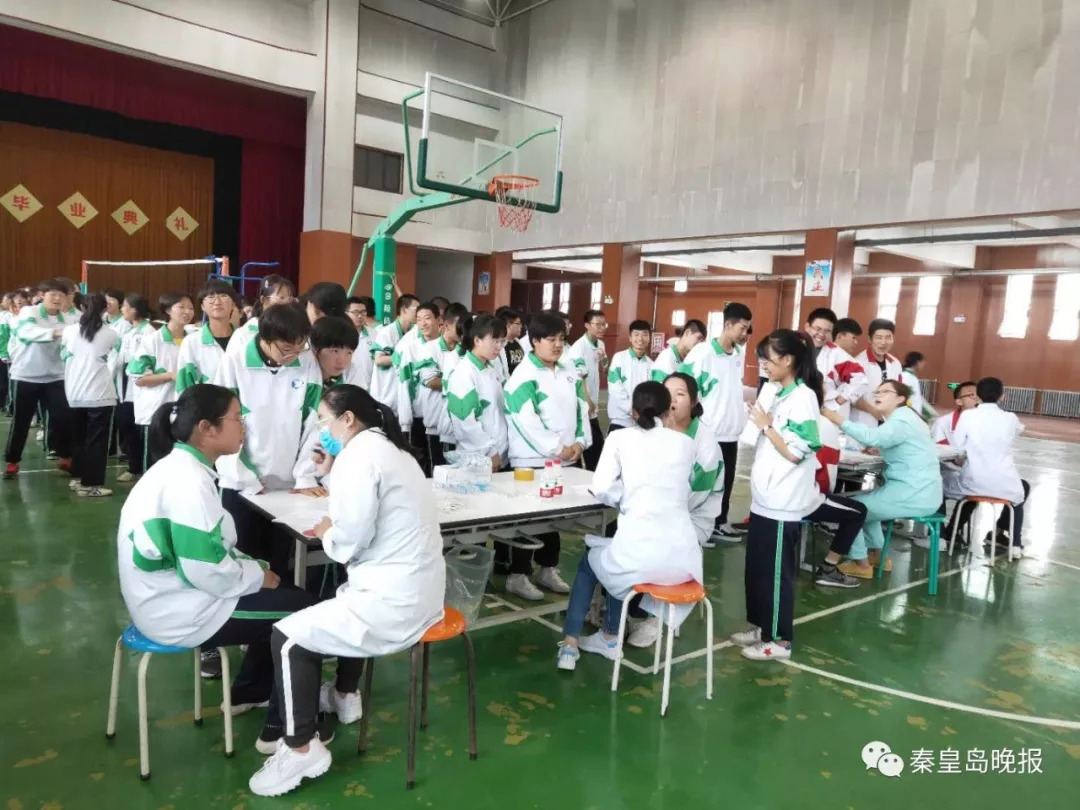 让笑容更自然的办法,三个动作可以让笑容变灿烂