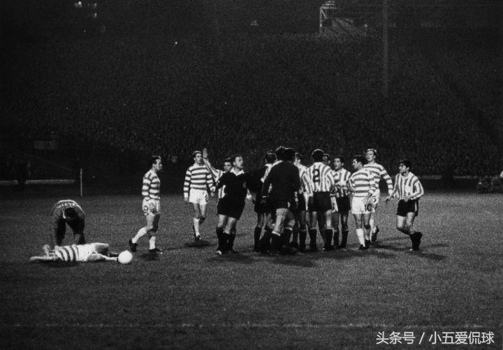 一场足球比赛11张红牌,一场足球比赛红牌最多