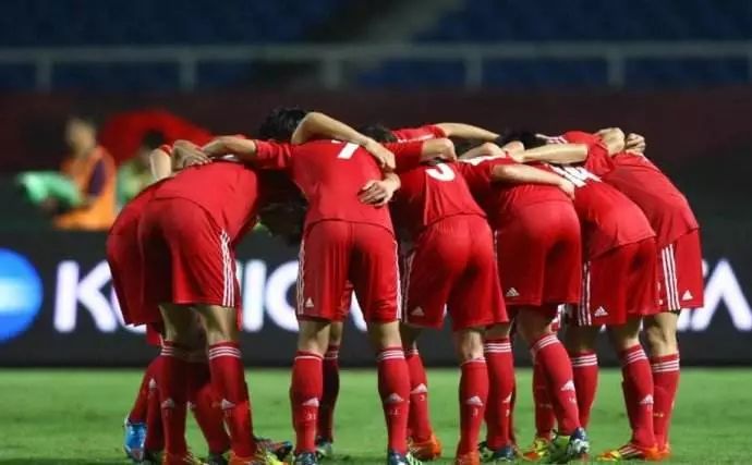 和老外讲英语不用语法可以吗,英语里踢足球为什么用play