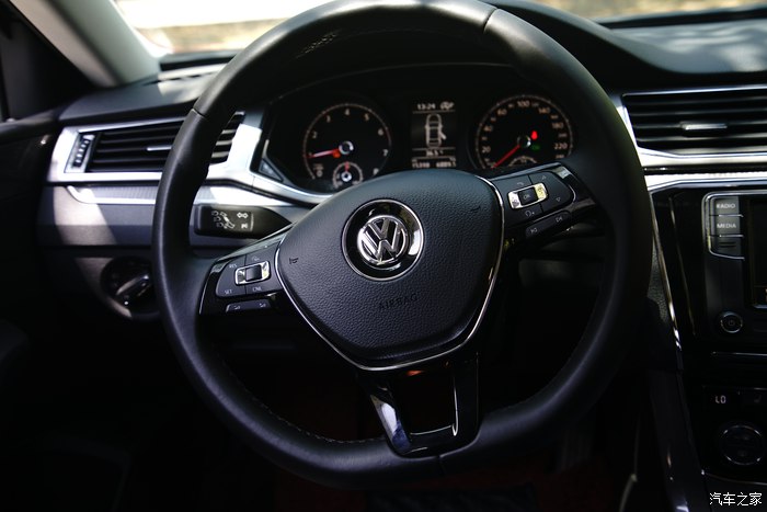 帕萨特330尊荣版最新款,帕萨特330尊荣版外观尺寸