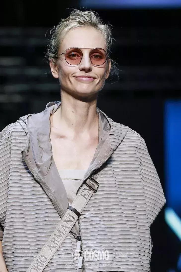 丫丫已经美“腻”了！于是穿上EmporioArmani帅气一回