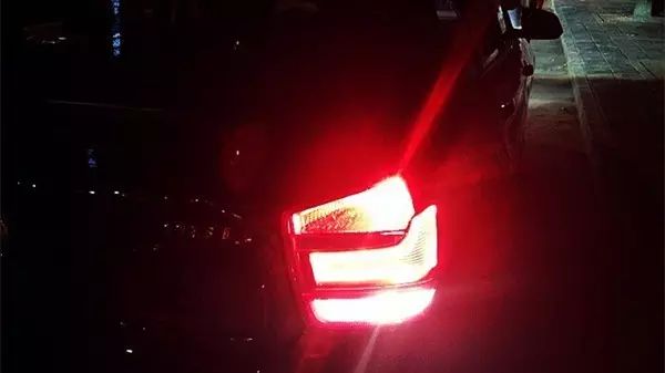 晚上倒车影像太亮看不清,夜晚倒车看不见轮胎怎么办