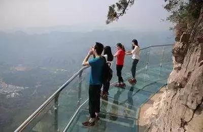 玻璃栈道下面没有防护措施,玻璃栈道玻璃破裂效果