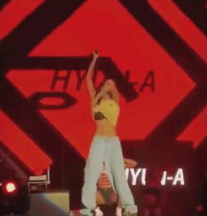 韩国女星“性感小野马”活动直播脱衣,别想太多,我是来看皮肤的