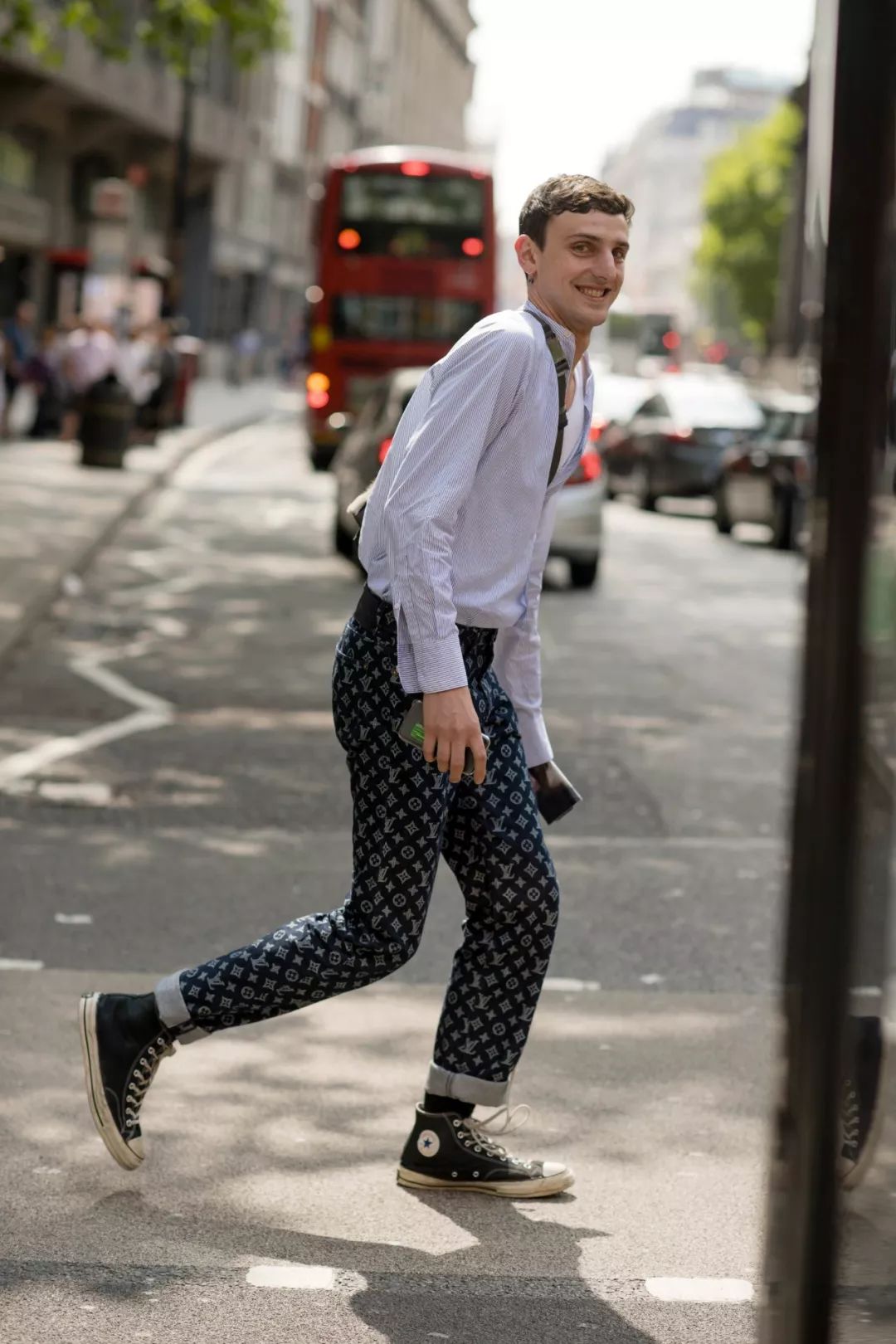 简单的衬衫穿出不同的潮流感来,衬衫怎么穿才能既时尚又舒服