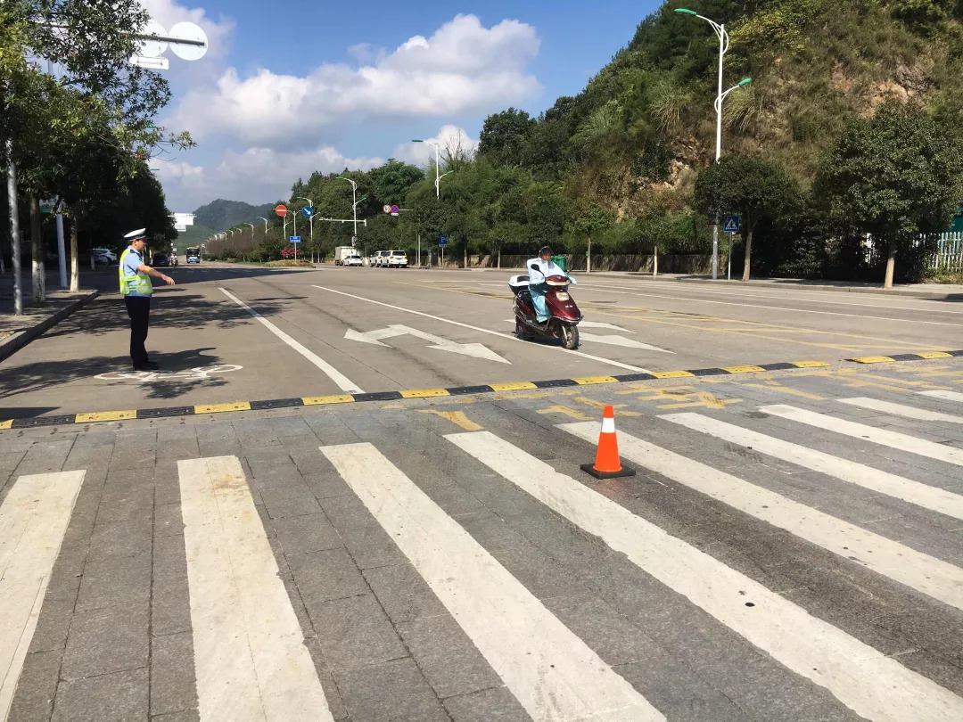 车辆变道电瓶车摔倒,电瓶车因为路口躲避轿车摔倒