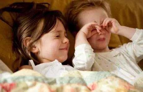 宝宝眼睛结膜发红怎么回事,宝宝一着急眼睛周围就发红