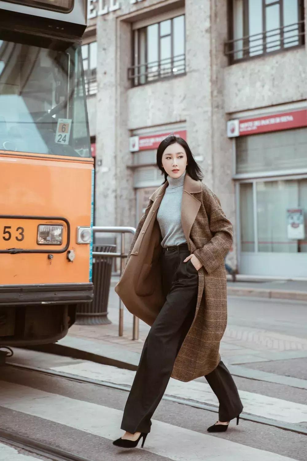 贝拉哈迪德穿深v套装,贝拉哈迪德夏季开衫