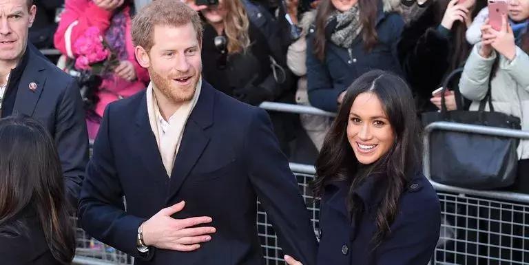 贝拉哈迪德穿深v套装,贝拉哈迪德夏季开衫