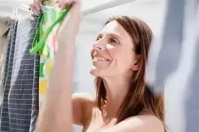 衣服不管染上什么用这招都能洗掉,白色衣服染上颜色用什么方法洗掉