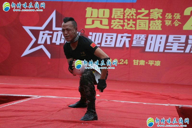 甘肃平凉：32岁男子舌舔烧水器钢筋锁喉，拿生命表演每场仅2000元