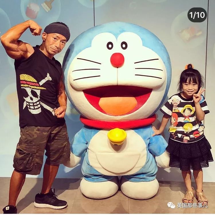 捧着仓鼠晒肌肉……这位“杀手”大叔的画风真是健身界的一股清流