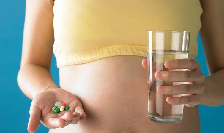 怀孕初期吃叶酸还是复合维生素,复合维生素孕期要吃多久合适