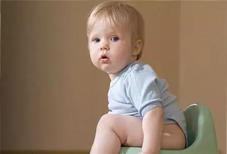 婴幼儿一天不拉便便怎么办,宝宝在幼儿园为什么不拉粑粑
