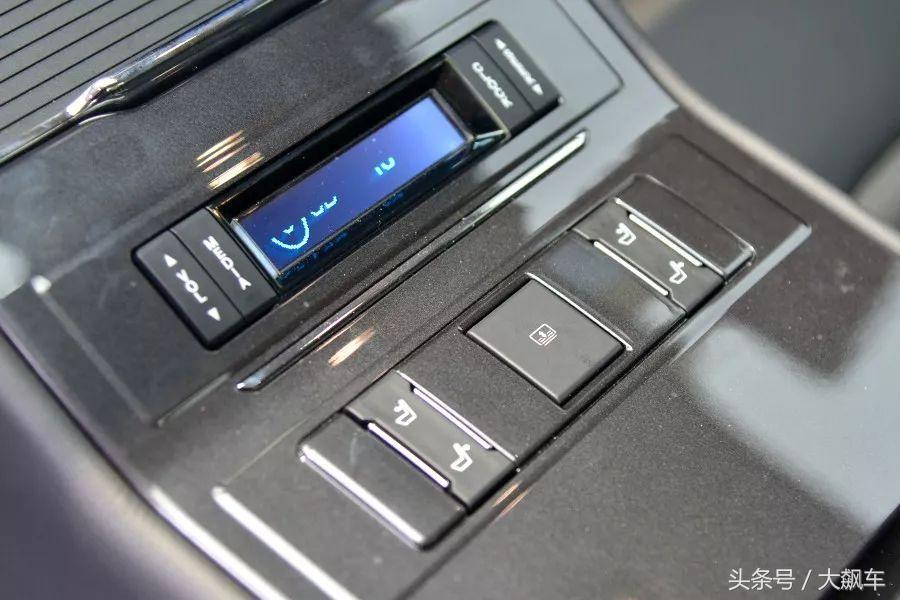 悬架调校不错，如果不是变速箱拖后腿，金牛座确实挺好开！