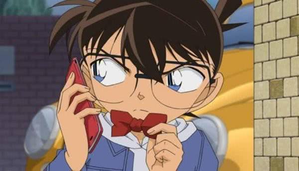 柯南恐怖表情吓到步美,柯南露出诡异笑容步美被吓到