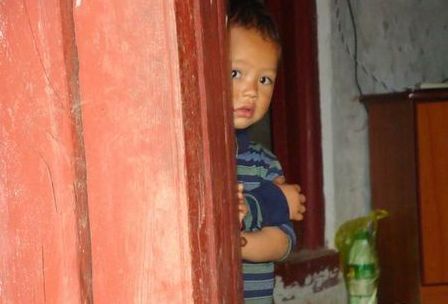 六岁小孩子特别怕生怎么办,孩子怕生如何解决