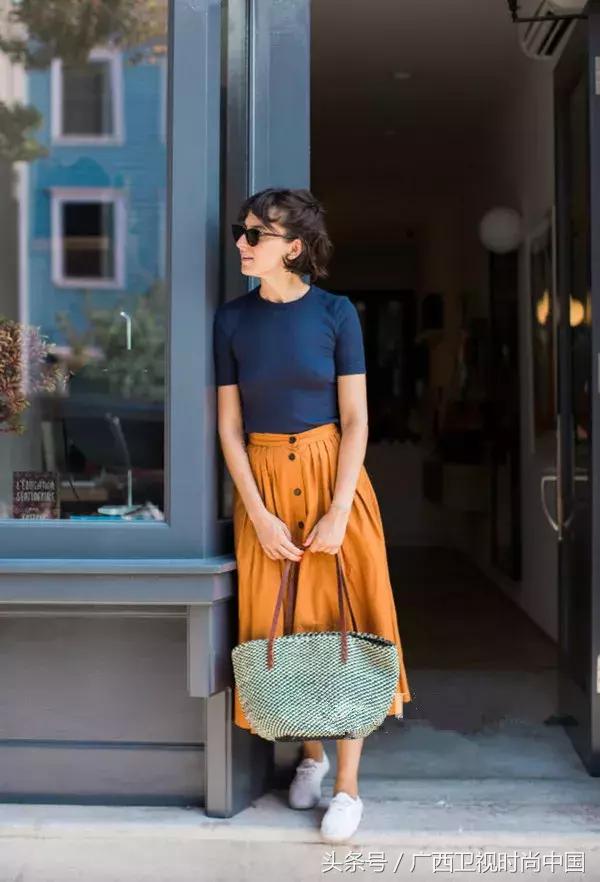 针织衫短袖里面应该穿什么,黑色金丝宽松短袖针织衫怎么搭