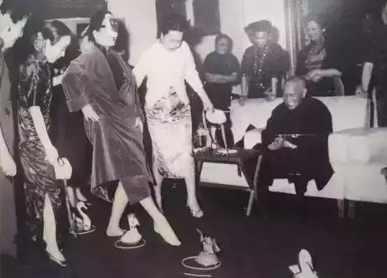 宋氏三姐妹的爹妈是谁,宋氏三姐妹与父母的合影