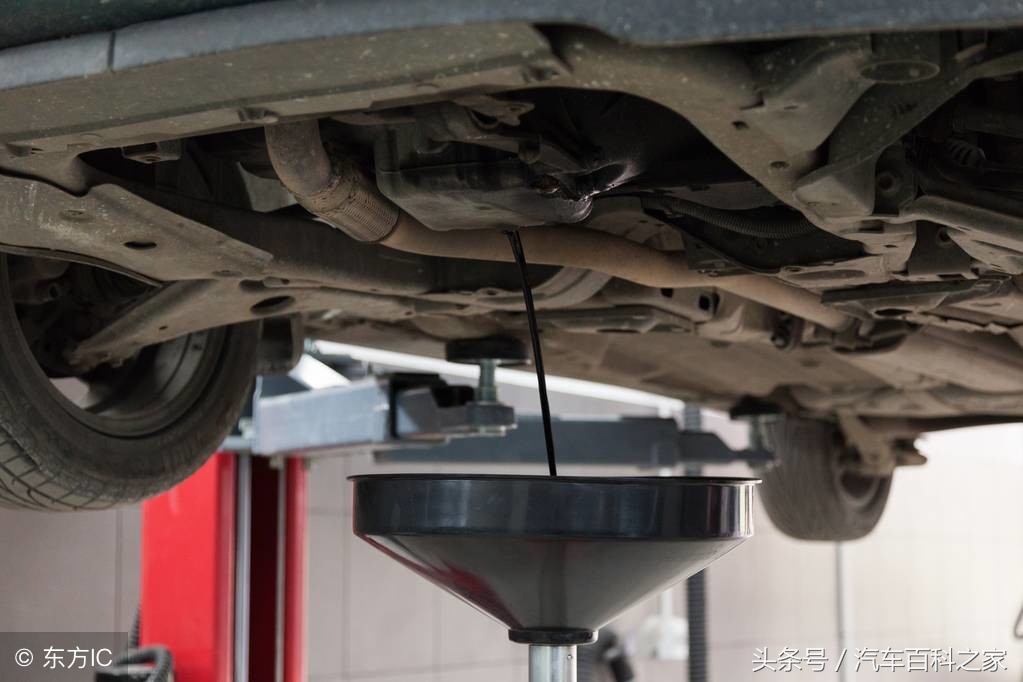 机油换了没多久颜色变黑正常吗,机油变黑是什么原因