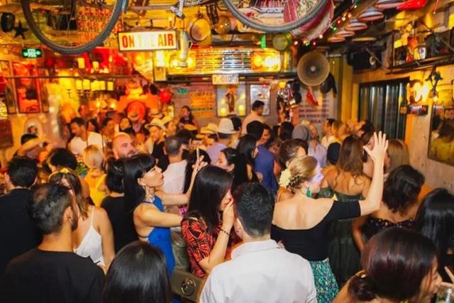 火遍香港尖沙咀、外滩江景环绕……2018魔都新酒吧，潮人新据点！