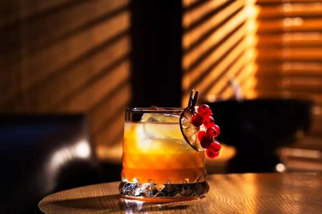 火遍香港尖沙咀、外滩江景环绕……2018魔都新酒吧，潮人新据点！