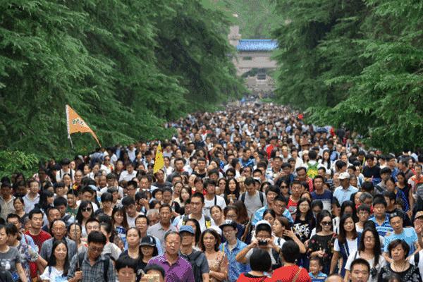 只有7天！斛擋巷嘉年华升级版来袭，百份GUCCI免费送，解锁你的逛吃技能！