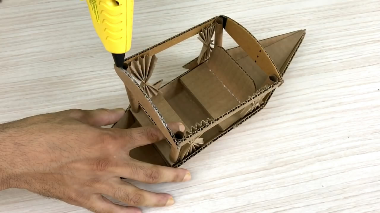 用纸板制作杭州西湖的观光船,纸质运河船模型手工制作