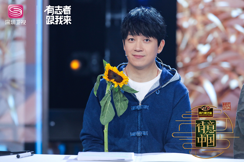 《诗意中国》“群芳谱”今晚营业名侦探潘粤明白日“追”花