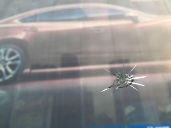 汽车挡风玻璃裂了10厘米,挡风玻璃裂了