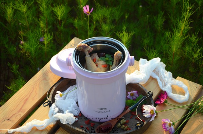 你还在厨房里汗流浃背地煲汤吗？试试这款焖烧锅，让你美美哒喝汤