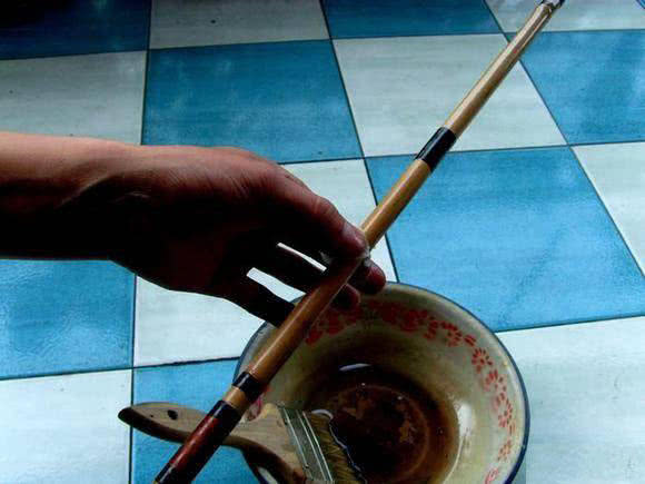 日本人用小竹子做鱼竿去小沟钓鱼,钓鱼人手工制作竹子鱼竿