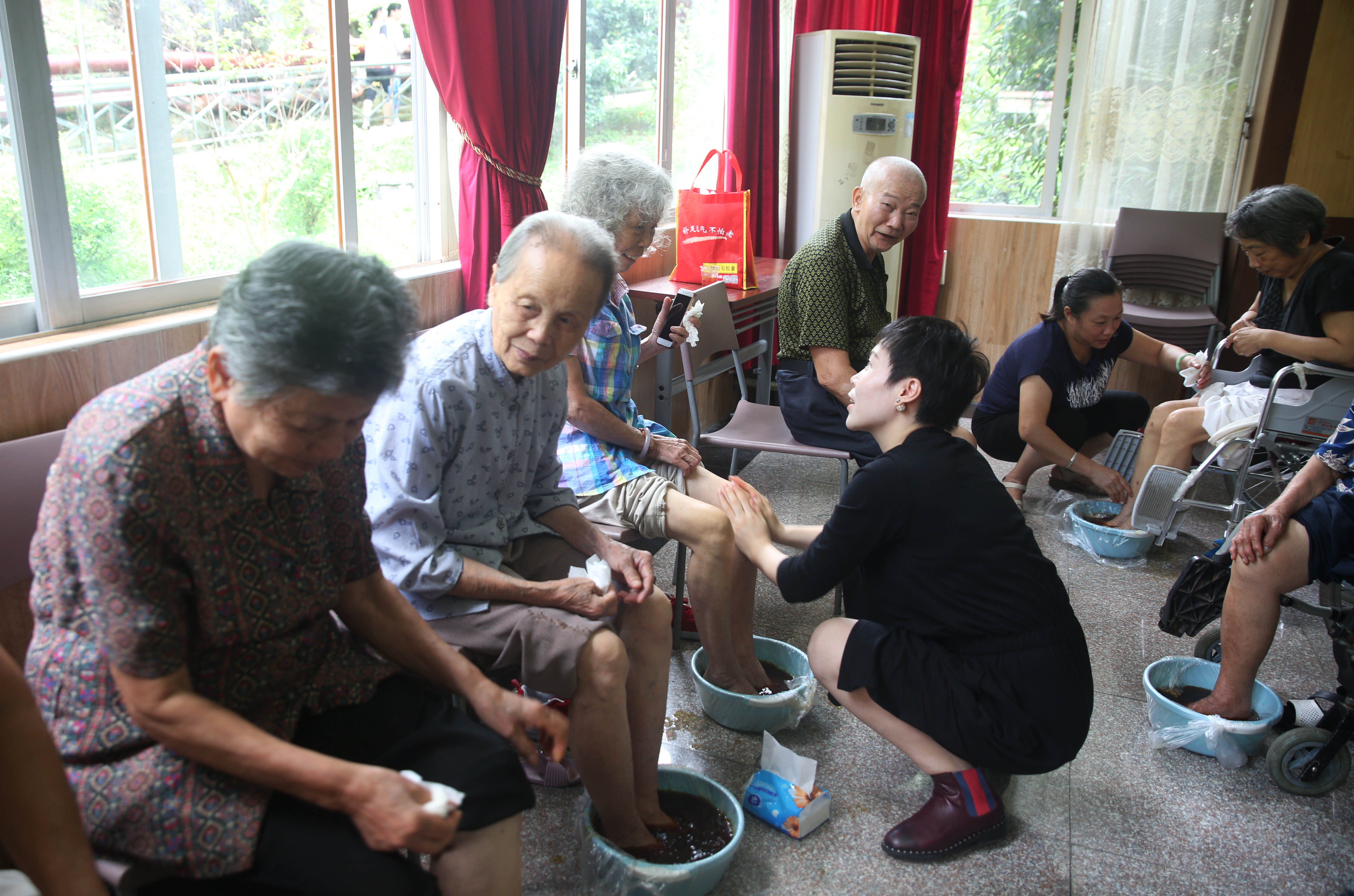 爱心放送情系花甲走进广州友好老年公寓