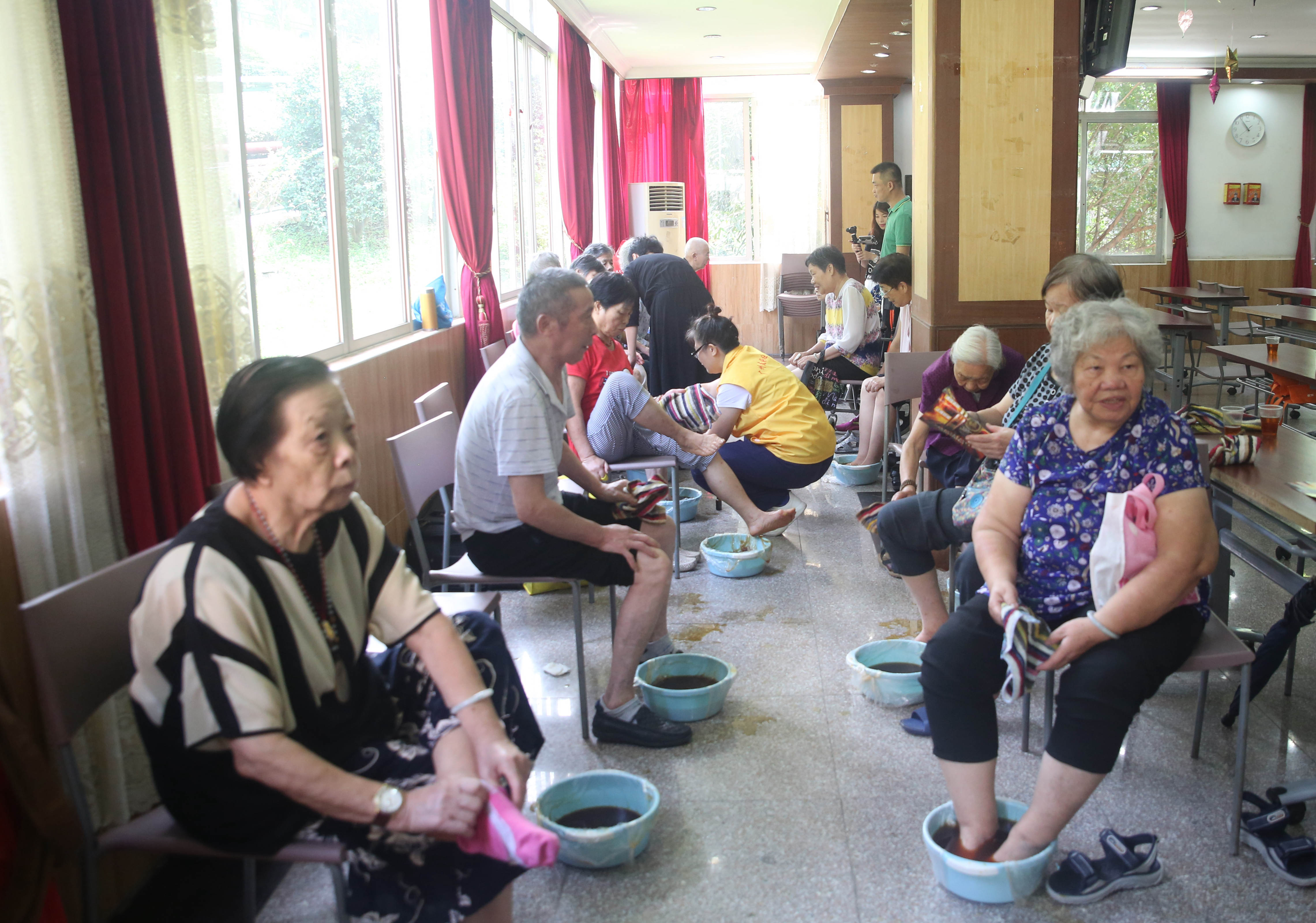 爱心放送情系花甲走进广州友好老年公寓