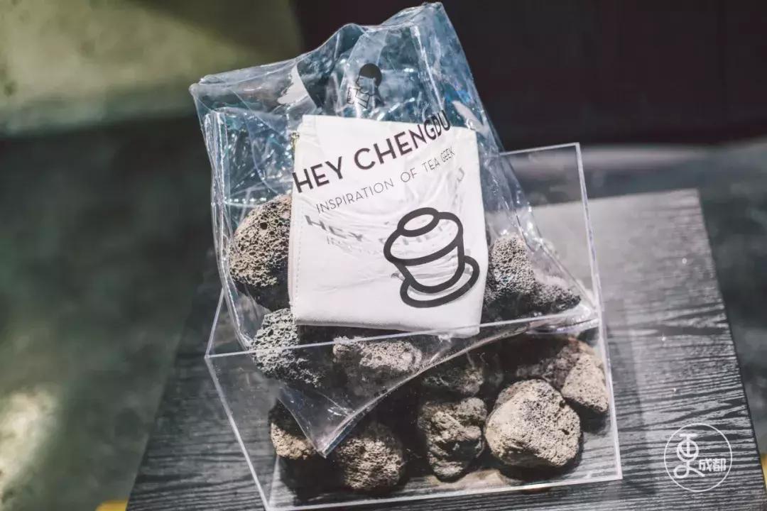 今天刷爆成都人朋友圈的网红奶茶店，卖起了五粮液水果茶和川菜！