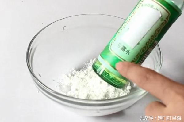 白醋洗衣粉泡发黄的衣服,衣服发黄难清洗只需撒点它