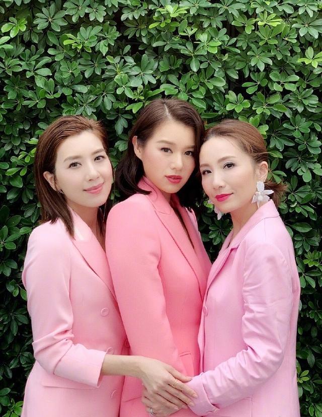 为公益出镜的30位美丽女星,胡杏儿晒黑白造型孕照