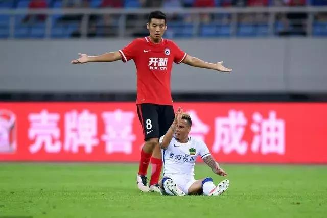 自食恶果,中国球员被铲断腿