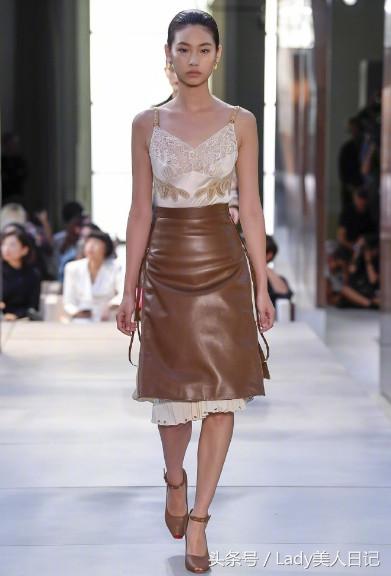 国际大牌都喜欢裤头前挂丝巾,衣服比较单调的时候增加灵气