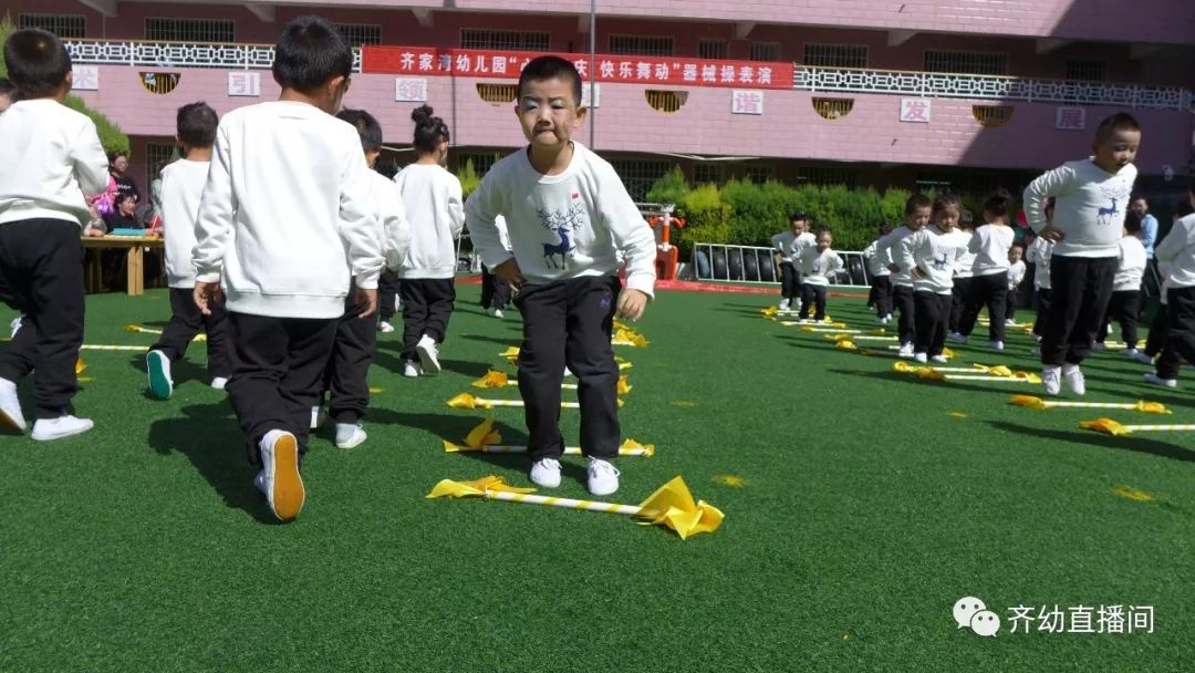 迎国庆健身操表演视频幼儿园,幼儿园大班器械操国庆串烧