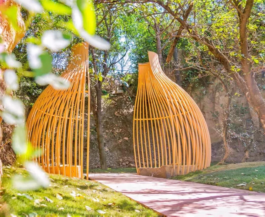 郑州足球小镇有真草足球场吗,郑州足球小镇现状