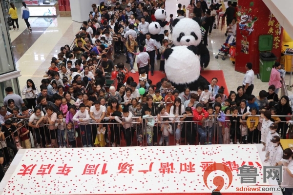 六米巨型蛋糕惊艳菏泽银座和谐广场周年庆典