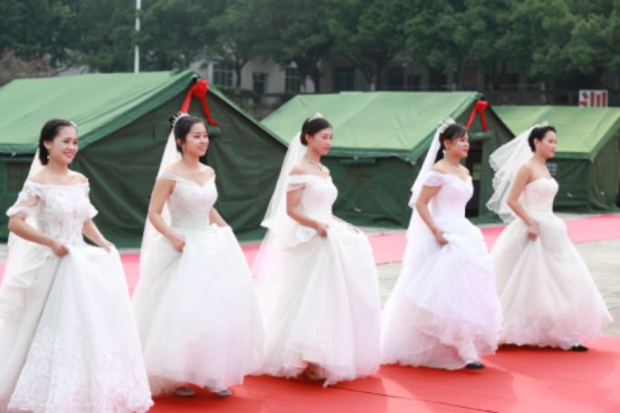 军旗为证，战友为媒：你嫁给爱情的样子，真美！