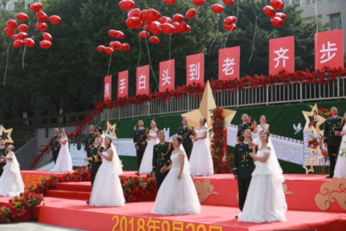 军旗为证，战友为媒：你嫁给爱情的样子，真美！