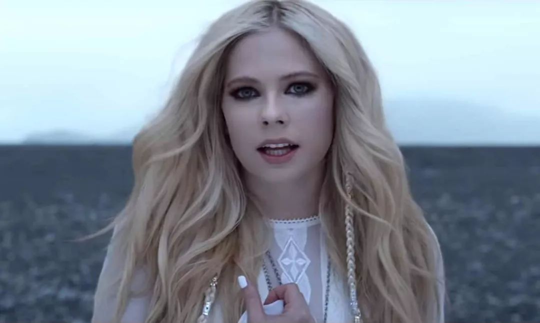 把多少人拉进西洋音乐“庞克疯”的加拿大“失联”女孩艾薇儿回来了！