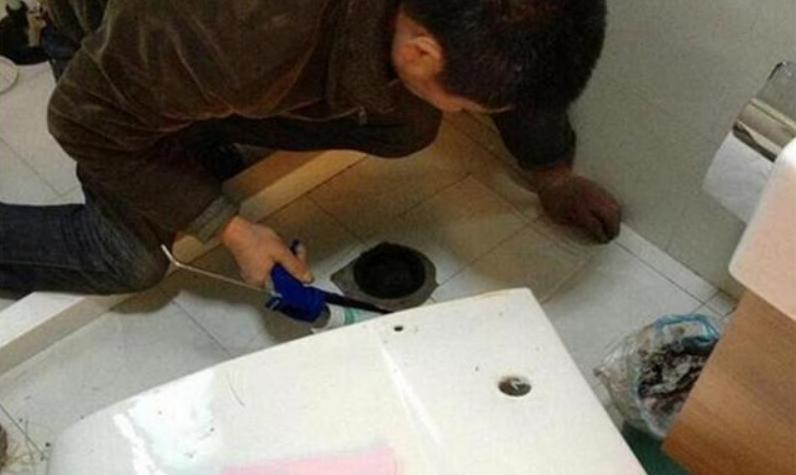 马桶渗漏修补视频,马桶漏水维修方法大全